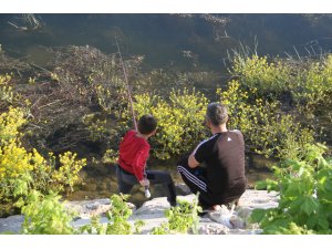 Beyşehir Gölü kıyıları olta meraklılarının ilgi odağı oldu