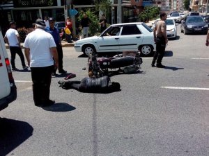 Motosiklet ile kamyonet çarpıştı: 1 yaralı