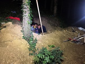 Ölü taklidi yapmadan önce kıraathanede plan yapmışlar