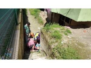 Yaşlı adam, yolu kısaltmak isterken hastanelik oldu