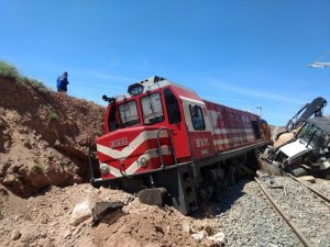 Yük treni iş makinesine çarptı