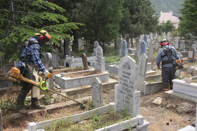 Mezarlıklar bayrama hazırlanıyor