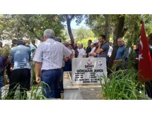 Kazada ölen şehit babası oğlunun mezarının yanına defnedildi