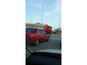 Antalya’da tır dorsesi üstünde 3 kişinin tehlikeli yolculuğu