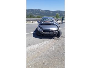 Otomobil, temizlik yapan kamyona arkadan çarptı : 2 yaralı