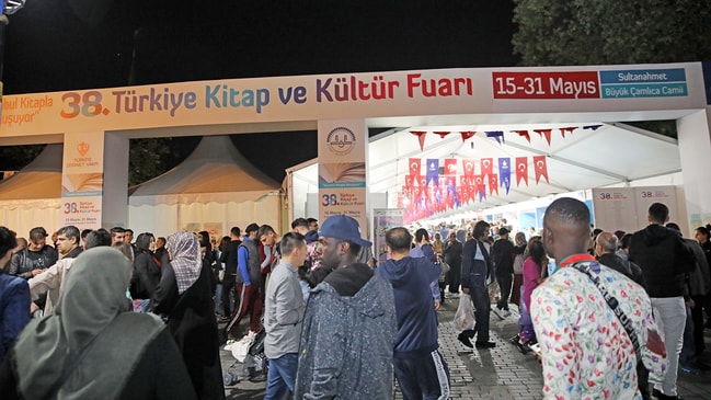 CHP adayının izin vermediği kitap fuarı İstanbullulardan yoğun ilgi görüyor!
