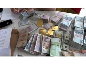 Polisin elini attığı yerden altın, para ve silah çıktı