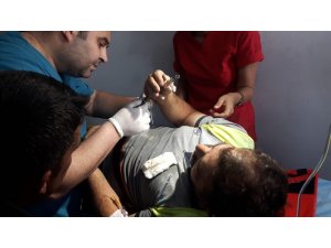 Düşmemek için sarıldığı çelik tel eline saplandı