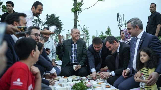 Daveti geri çevirmedi... Erdoğan, vatandaşlarla sahilde iftar yaptı...