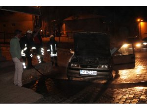Seyir halindeki otomobil alev aldı