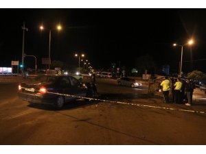 Otomobille çarpışan hafif ticari kamyonet yan yattı: 3 yaralı