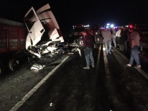 Önünde seyreden tır’a çarpan tır’ın kabini koptu: 1 yaralı