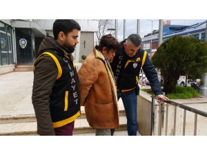 Kızını bıçaklayıp, başında sigara içmiş