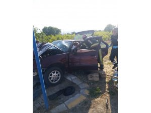 Otomobil direğe çarptı: 3’ü çocuk 5 yaralı