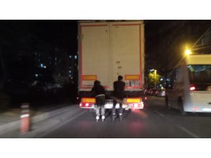 Diyarbakır’da patenli gençlerin tehlikeli yolculuğu