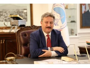 Melikgazi Belediye Başkanı Dr. Mustafa Palancıoğlu Altın madalya kazanan Kayserili sporcuyu tebrik etti