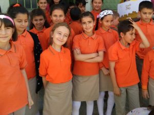 Öğrencilerin kumbarada biriktirdikleri harçlıklar yardım kolisi oldu