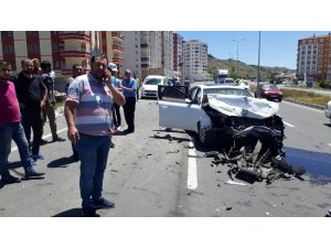 Kamyona arkadan çarpan lüks otomobil hurdaya döndü: 4 Yaralı