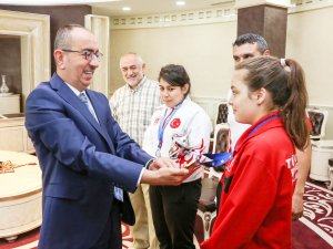 Başkan Kavuş, şampiyonları ağırladı