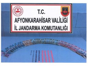 Üzerlerinden 74 adet uyuşturucu hap çıktı