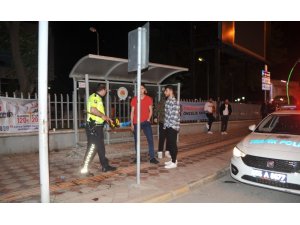 Minibüs dolmuş durağına çarptı, 3 kişi ölümden döndü