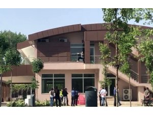 Polis binadan atlamak isteyen genç kızı böyle kurtardı