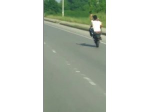Tek teker üzerinde giden sürücü trafikte tehlike saçtı