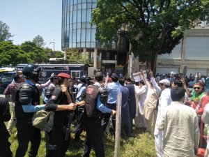 Pakistan’da polis ve Halk Partisi çalışanları arasında arbede