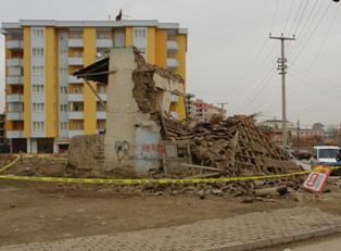 2 katlı yığma bina çöktü: 2 yaralı