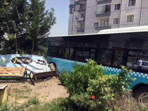 Freni boşalan halk otobüsü binaya çarptı
