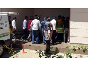 Üzerine duvar devrilen çocuk öldü