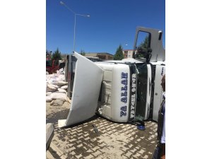 Kozluk’ta yem yüklü tır devrildi