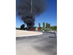 Yanan tırdan son anda kurtuldu