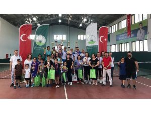 Osmangazi’de 14 yaş tenis heyecanı sona erdi