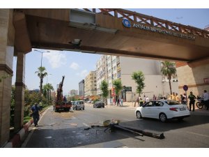 Kamyonun üzerindeki iş makinası üst geçide çarptı: 2 yaralı