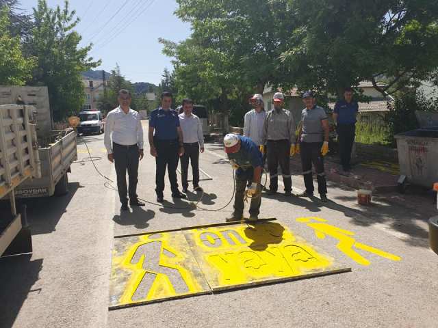 Derebucak'ta yaya yollarında çizgi boyama çalışmaları