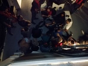 Tekneleri batan kaçak göçmenleri sahil güvenlik ekipleri kurtardı
