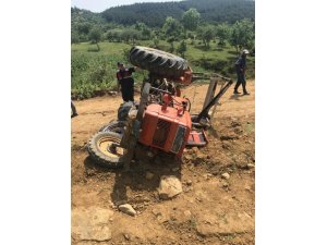 Traktör devrildi, sürücü kazayı yara almadan atlattı