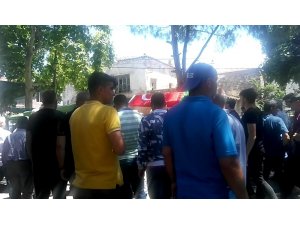 Uyuşturucudan öldükleri iddia edilen 2 genç toprağa verildi