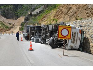 Tüp yüklü kamyon devrildi