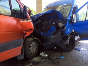 Esenler’de 2 ticari minibüs kafa kafaya çarpıştı: 2 yaralı