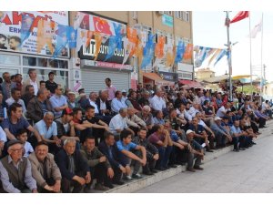 Keskin’de ilçe halkı AK Parti binası önünde toplandı