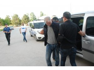 Sahte bomba düzenekli soyguncuyu topallaması yakalattı