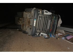 Devrilen tırın sürücüsü ağır yaralandı