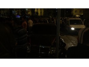 Direksiyon hakimiyeti kaybolan otomobil iki araca çarptı: 3 yaralı