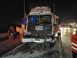 TEM otoyolunda iki kamyon çarpıştı: 1 yaralı