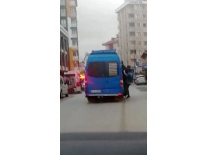 Minibüsün kapısından sarkarak yapılan tehlikeli yolculuk kamerada