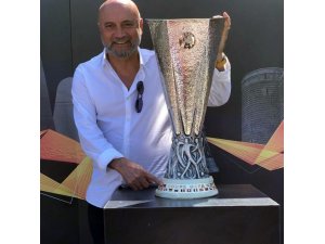 Hikmet Karaman, UEFA Kupası ile poz verdi