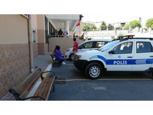 Devamsızlık yüzünden okulu birbirine kattı