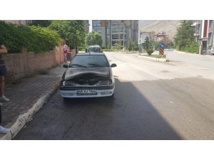 Park halindeki otomobil yandı
